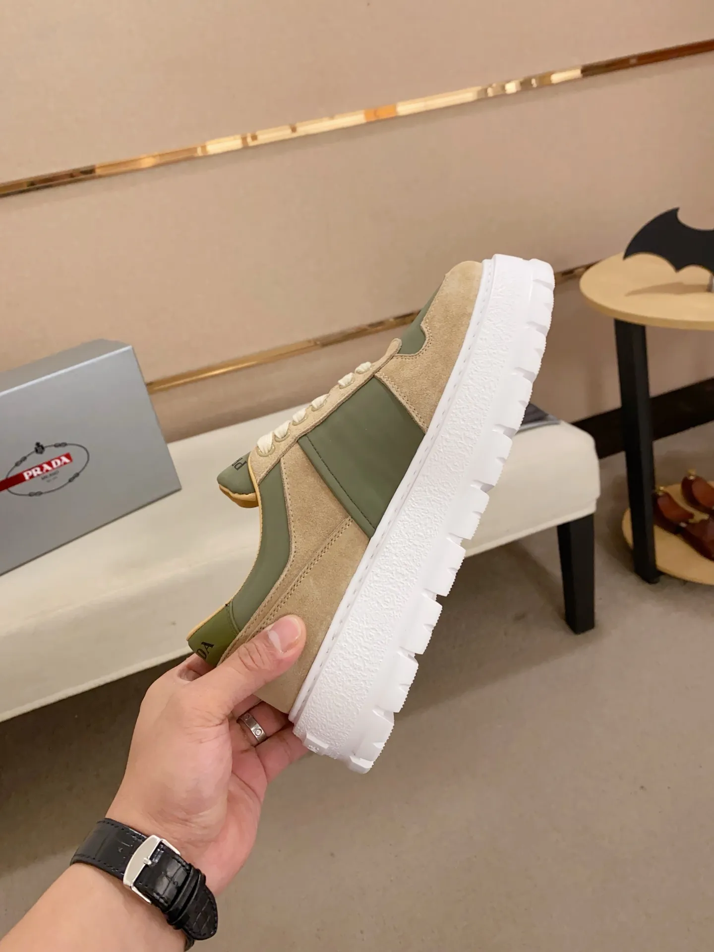 Men's shoes💰 620💰 ✔️✔️✔️Higher version High-quality new PRADA counters are launched simultaneously. The new men's shoes and 😘fabrics are selected from first-layer cowhide and are made by pure handicrafts. Lining: Full cowhide lining. 👍🏿 High-end ☄️ air-cushion molded anti-slip rubber outsole, exquisite lines, simple and elegant, comfortable and high-end for leisure travel. Code number: 38 to 44
